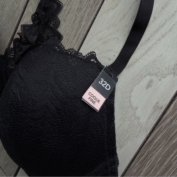 Etam black lace bra with adjustable straps and hook closure. - Picture 2 of 6